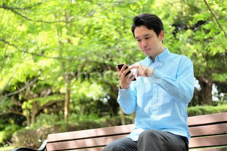 携帯を持つ日本人男性 ライフスタイル,男性,1人の写真素材