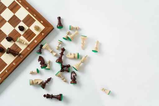 散らばった駒とチェスボード（俯瞰） チェス,人物なし,物撮りの写真素材