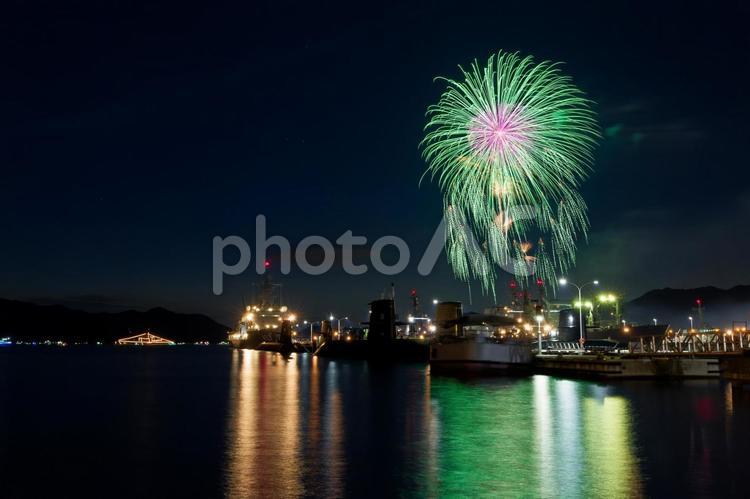 呉の夏祭り海上花火大会の風景　黄緑色 花火,花火大会,打ち上げ花火の写真素材