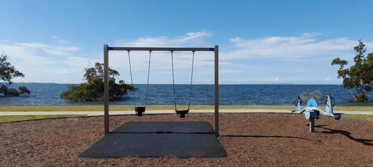 海辺の公園 海辺の公園 ブランコ,晴天,シーソーの写真素材
