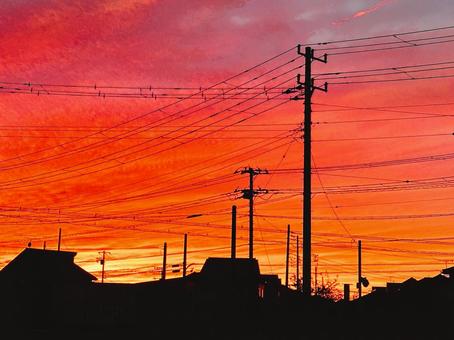 夕焼けとシルエットのような街並み 夕焼けとシルエットのような街並みの写真