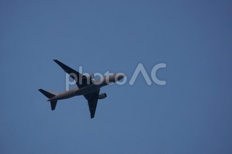 飛行機のシルエットと青空 飛行機,空,シルエットの写真素材