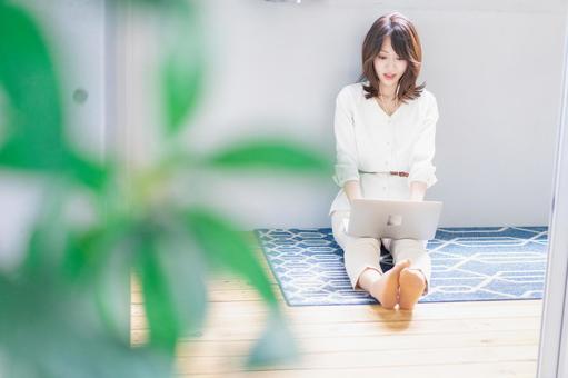 ビデオチャットをする若い女性 ビデオチャットをする若い女性 部屋,挨拶,日本人の写真素材