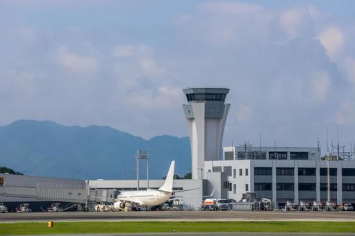 始まりを乗せて飛ぶ機影 始まりを乗せて飛ぶ機影 飛行機,航空機,旅客機の写真素材