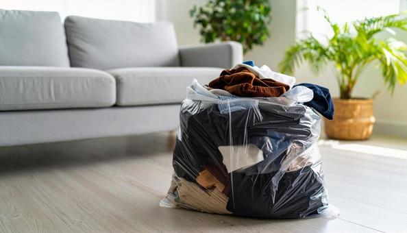 透明なゴミ袋に入れた服 透明なゴミ袋に入れた服の写真