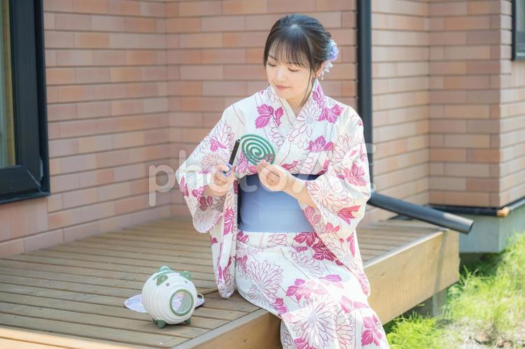 蚊取り線香と浴衣女性 浴衣,女性,線香の写真素材