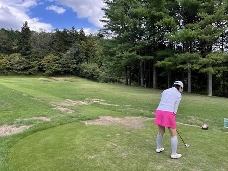 ティーショットを打つ女性ゴルファー ゴルフ,ゴルファー,女性の写真素材