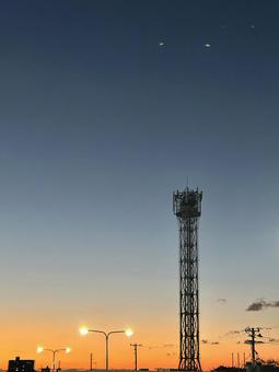 夕焼けと鉄塔の写真
