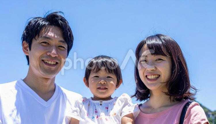 お父さん、お母さん、子供の3人家族写真 家族,3人,父の写真素材