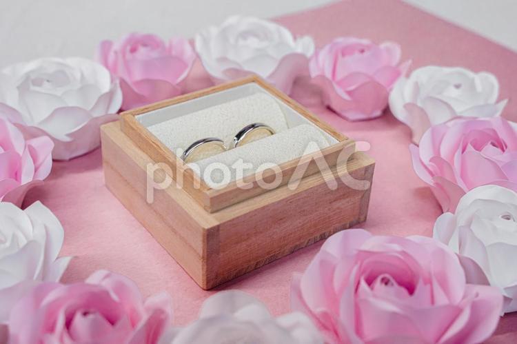ペアリングの指輪　バレンタインの壁紙 新婚,指輪,バラの写真素材