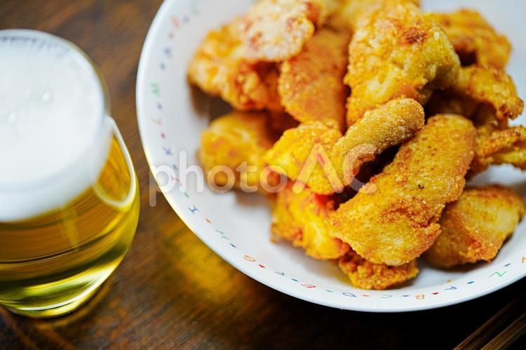鶏むね肉の唐揚げとビール 食事,食卓,料理の写真素材