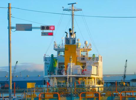 早朝の船と赤信号 早朝の船と赤信号 船,信号機,交差点の写真素材