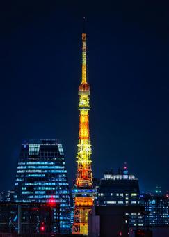 ビルの合間の東京タワー ビルの合間の東京タワーの写真