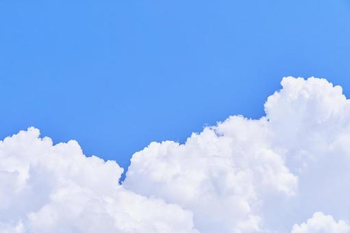気持ちの良い真っ白な積雲と青い空のアップ 気持ちの良い真っ白な積雲と青い空のアップの写真