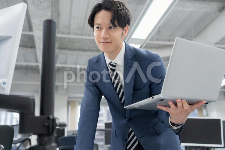 オフィスで仕事をする若いビジネスマン ビジネス,ビジネスマン,エンジニアの写真素材