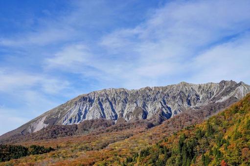 中国地方最高峰「大山」の紅葉 中国地方最高峰「大山」の紅葉の写真