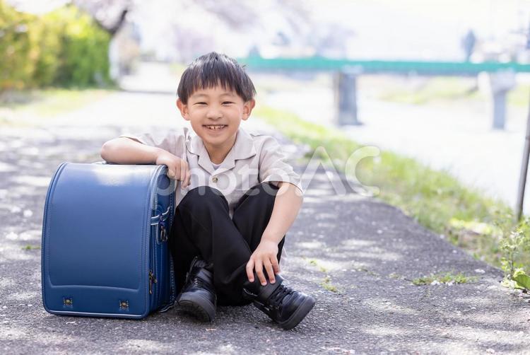ランドセルと笑顔の小学生 ランドセル,男の子,小学生の写真素材