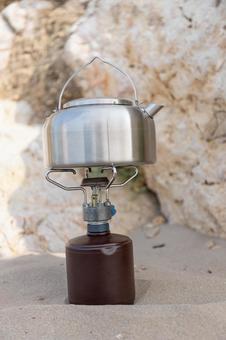 屋外のシルバーのケトル ケトル,ガスバーナー,湯沸しの写真素材
