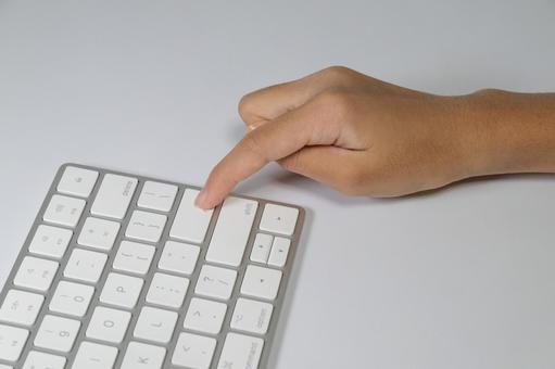 エンターキーを押す手元のクローズアップ エンター,キーボード,指の写真素材