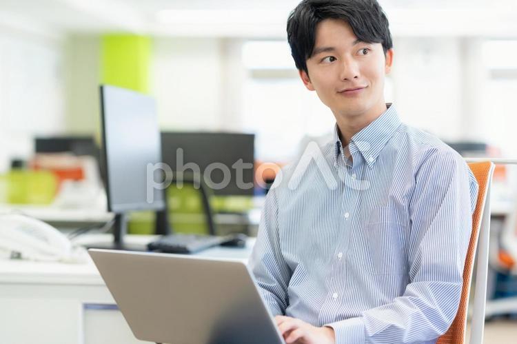 オフィスで働く男性エンジニア ビジネス,エンジニア,新入社員の写真素材