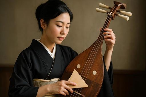 和服を着て琵琶を静かに奏でる日本人の女性 和服を着て琵琶を静かに奏でる日本人の女性の写真