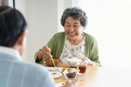 朝食を食べるシニアの夫婦 朝食を食べるシニアの夫婦 食事,食卓,シニアの写真素材
