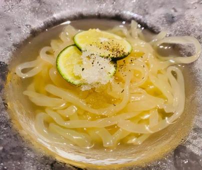 スダチと氷を乗せた冷製麺 スダチと氷を乗せた冷製麺の写真