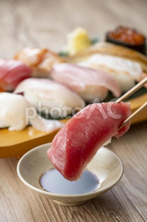 皿に盛った美味しそうな握り寿司 寿司,お寿司,握りの写真素材