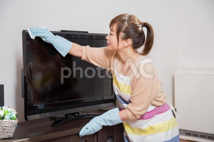 テレビを掃除する女性 テレビ,掃除,主婦の写真素材