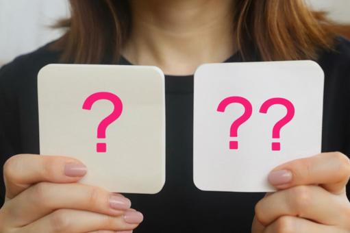 メモを持つ女性　？イメージの写真