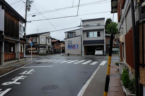 早朝雨の八軒町通りの交差点・町並(T字路 早朝雨の八軒町通りの交差点・町並(T字路 八軒町通り,t字路,雨の写真素材