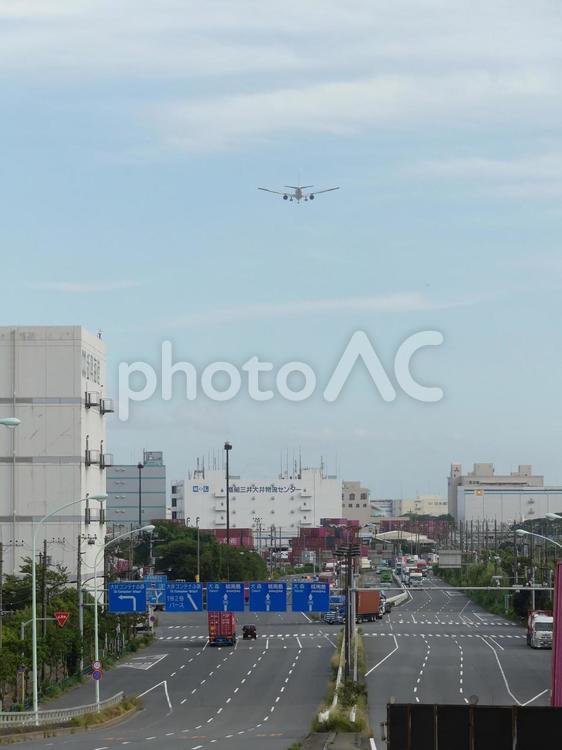 大井ふ頭上空の着陸態勢に入った飛行機 大井ふ頭,飛行機,着陸態勢の写真素材