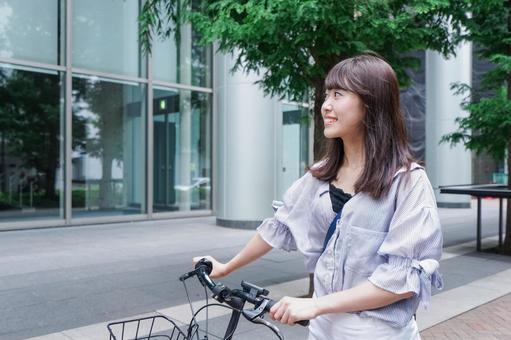 自転車を押す女性 自転車を押す女性 ストレス解消,サイクリング,女子高生の写真素材