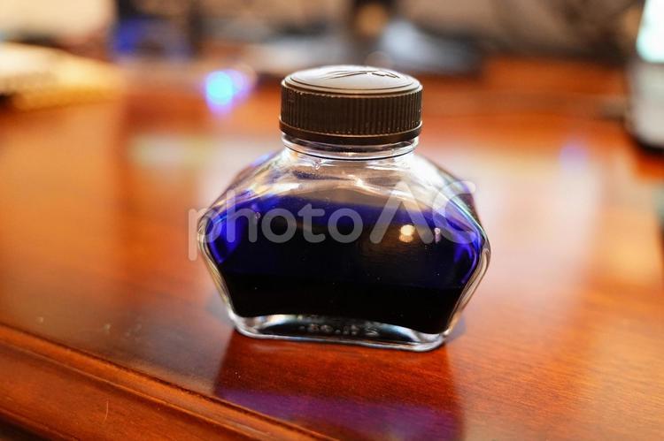 インク瓶　愛用のブルーインク インク瓶,青,ブルーの写真素材