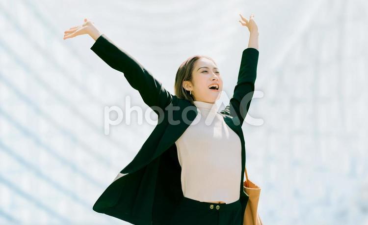 両手を広げて喜ぶ笑顔のビジネスウーマン 女性,ビジネス,嬉しいの写真素材