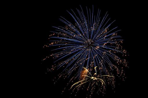 ブルーの打ち上げ花火 ブルーの打ち上げ花火 花火,打ち上げ花火,打上花火の写真素材