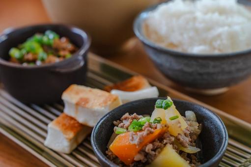 納豆と肉じゃがのごはんの朝食 納豆と肉じゃがのごはんの朝食の写真