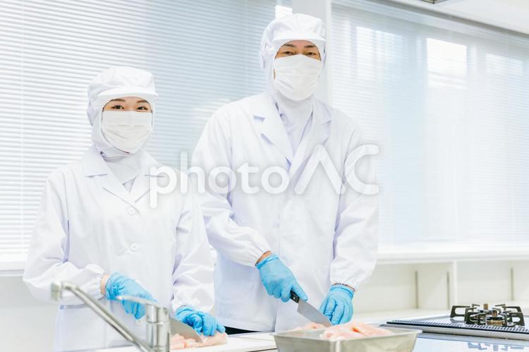食品加工の仕事をする男女 食品加工,精肉加工,肉の写真素材