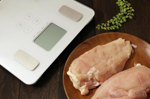 生の鶏胸肉と体重計 生の鶏胸肉と体重計 鶏肉,胸肉,生肉の写真素材