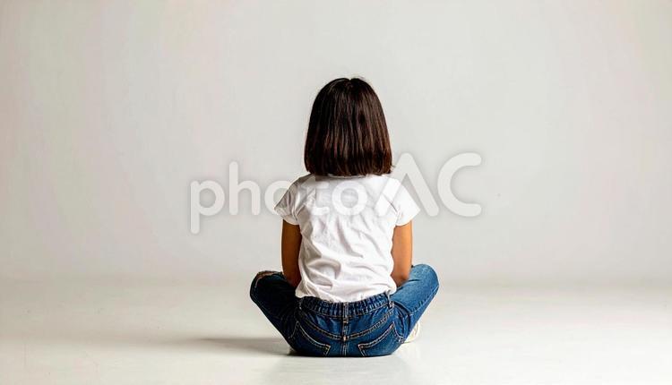 子供の後ろ姿　座っている 子供,座る,後ろ姿の写真素材