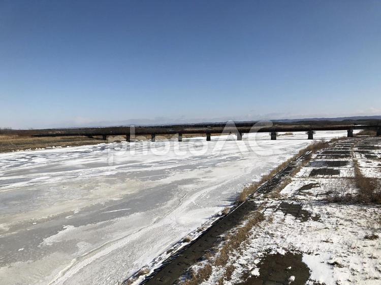 凍りついた厚真川 川,北海道,冬の写真素材