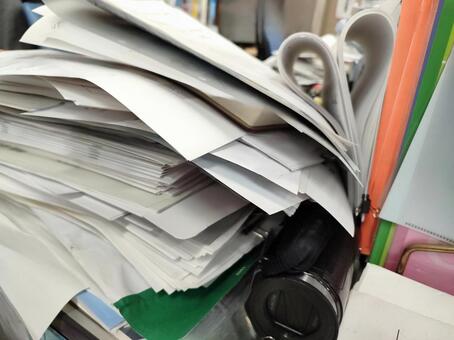 オフィス　紙書類の山　乱雑　 ビジネス,オフィス,仕事の写真素材