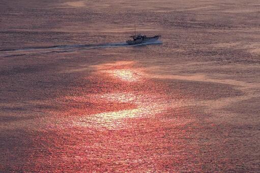 いざ漁場へ 漁船,払暁,あかつきの写真素材