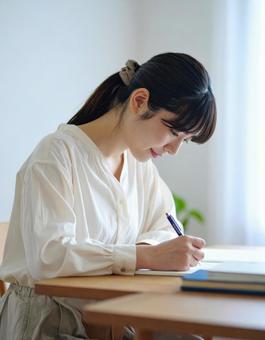 自宅で学習する日本人女性の写真