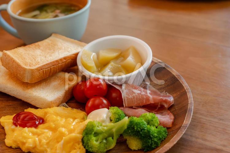 洋風朝食スクランブルエッグとトースト 朝食,トースト,スクランブルエッグの写真素材