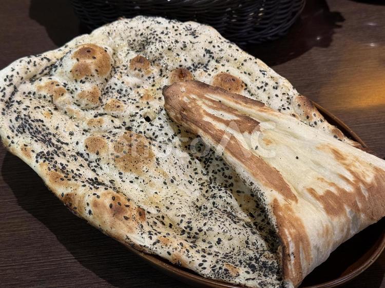 黒胡麻を練り込んだナン ハス,ぶつぶつ,黒胡麻の写真素材