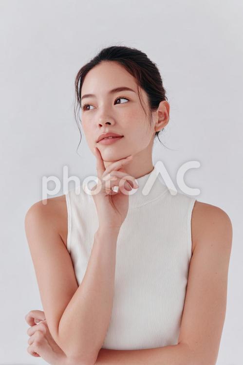 思案する、自然体の魅力的な女性 女性,アジア人,美しいの写真素材
