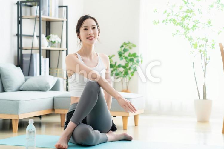 リビングでヨガをする若い女性 フィットネス,ヨガ,女性の写真素材
