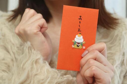お年玉袋を持つ女性 お年玉,ポチ袋,お年玉袋の写真素材