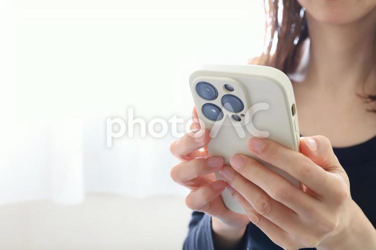 スマートフォンを使う女性の手元 女性,スマートフォン,モバイルの写真素材